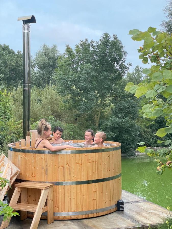 Tiny Kot -pompkot - buskot - plantkot -Boekenkot en love kot Poelkapelle Buitenkant foto